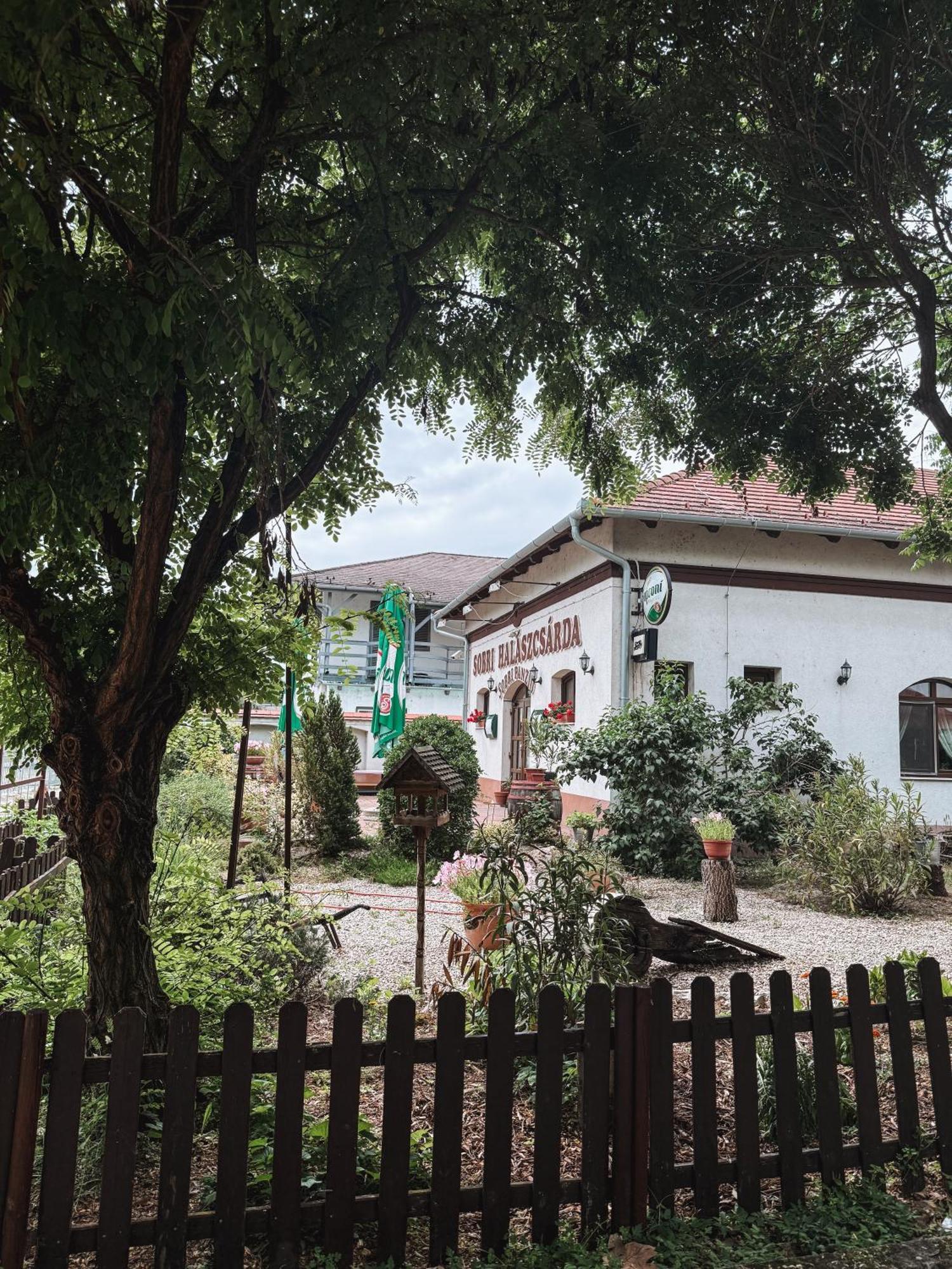 Sobri Halászcsárda és Panzió Baja Exterior foto