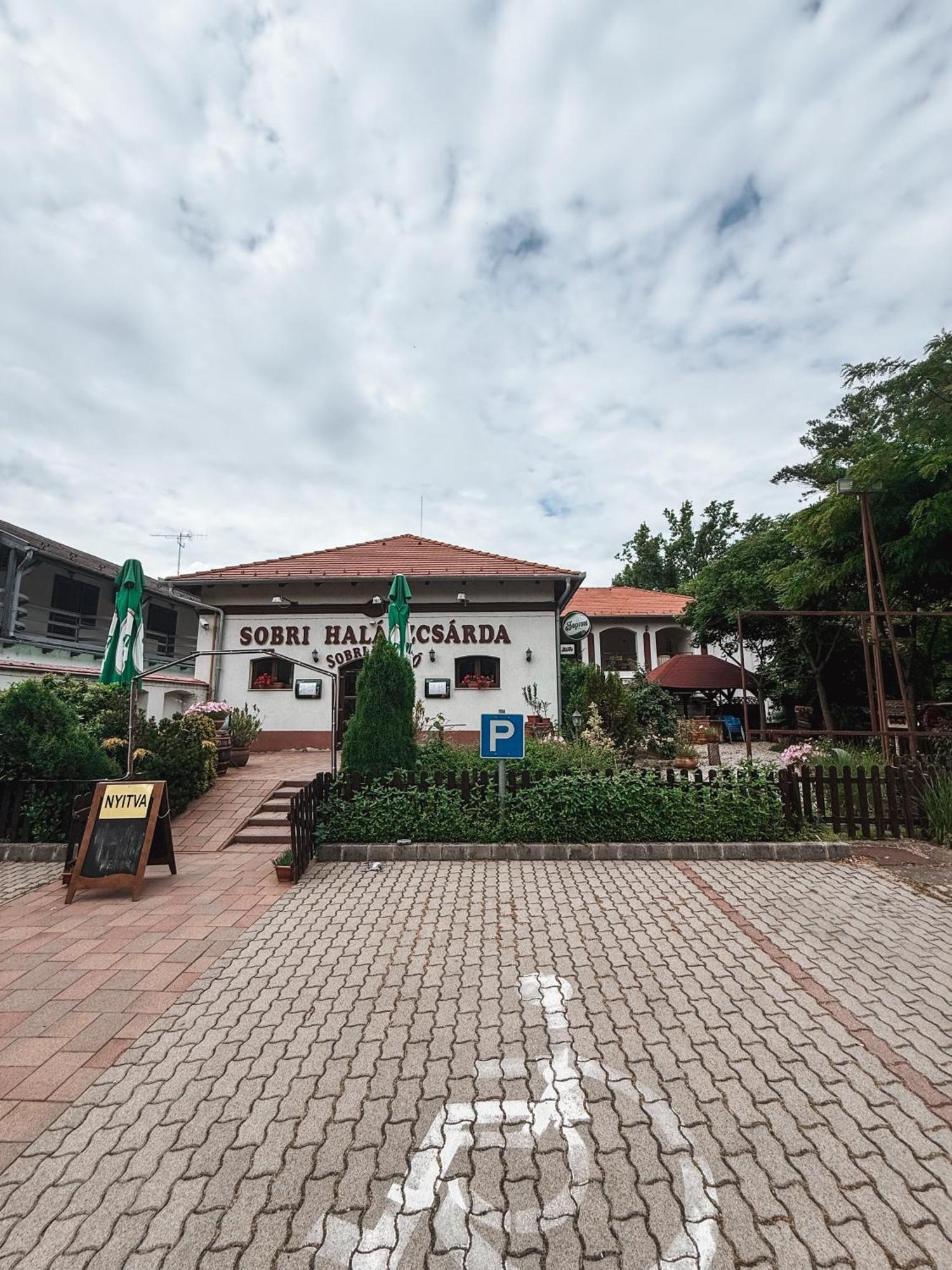 Sobri Halászcsárda és Panzió Baja Exterior foto